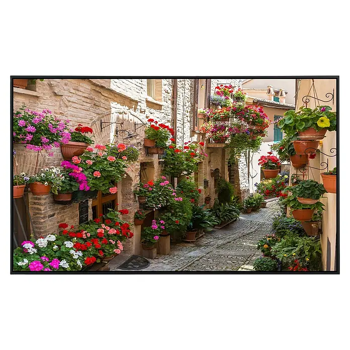 Papermoon Infrarot-Bildheizkörper Blumengasse in Spello - 100 x 60 cm, 600 W - Malerische Gasse in Assisi, Italien, mit Blumen geschmückten Häusern und Kopfsteinpflaster. Ein idyllischer Anblick, der zum Verweilen einlädt.