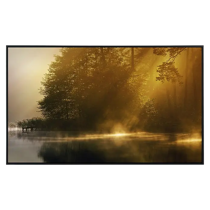 Papermoon Infrarot-Bildheizkörper Nebliger früher Morgen - 90 x 50 cm, 450 W - Malerisches Landschaftsbild mit einem ruhigen See, umgeben von Bäumen im goldenen Licht der Morgensonne, eingefasst in einem eleganten Rahmen.