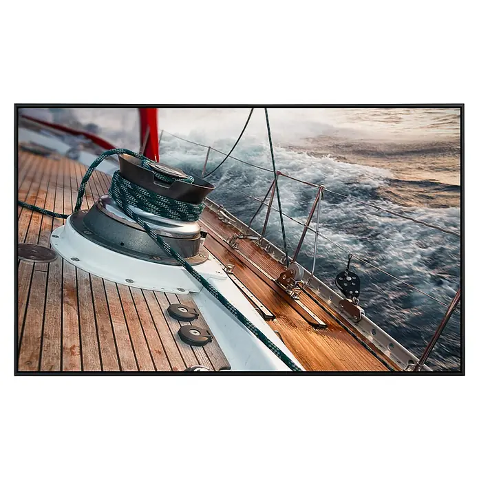 Papermoon Infrarot-Bildheizkörper Segeln im Sturm - 60 x 50 cm, 350 W - Detailaufnahme einer Segelyacht mit Fokus auf die Winde und das Deck, während das Boot durch bewegtes Wasser fährt. Die Seile sind sicher befestigt.