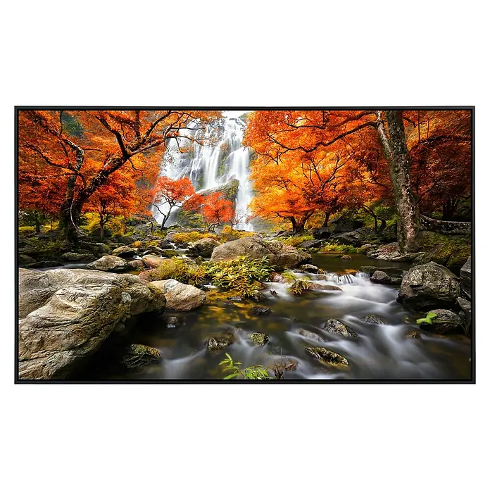 Papermoon Infrarot-Bildheizkörper Herbst Wasserfall 1 - 90 x 50 cm, 450 W - Ein atemberaubendes Wandbild zeigt einen Wasserfall inmitten eines Waldes mit Bäumen in herbstlichen Farben und einem Bach im Vordergrund.