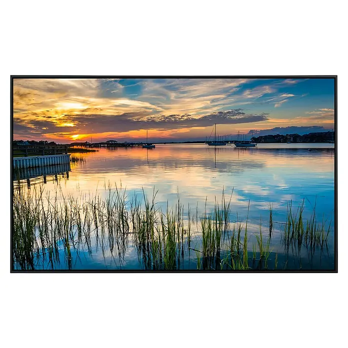 Papermoon Infrarot-Bildheizkörper Torheit Strand South Carolina - 120 x 60 cm, 1.000 W - Die Aufnahme zeigt eine friedliche abendliche Wasserszene mit einem bunten Himmel und reflektierenden Details in einem eleganten Rahmen.