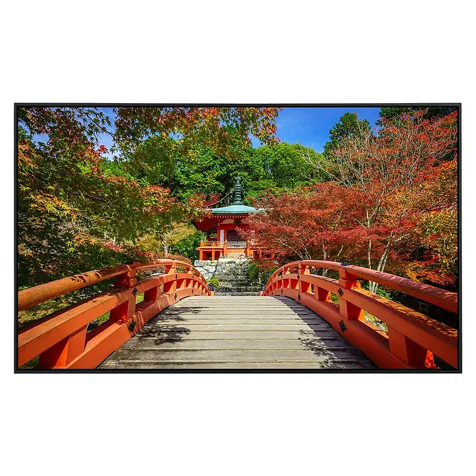 Papermoon Infrarot-Bildheizkörper Daigoji Tempel Kyoto - 90 x 50 cm, 450 W - Ein roter Bogensteg führt zu einem traditionellen japanischen Tempel, umgeben von herbstlichen Farben. Ein Ort der Ruhe und Besinnung in malerischer Umgebung.