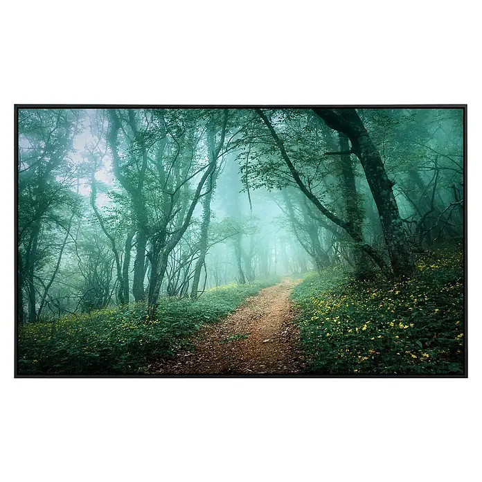 Papermoon Infrarot-Bildheizkörper Nebelwald im Nebel - 90 x 50 cm, 450 W - Gerahmtes Bild eines Weges durch einen nebligen Wald. Das Bild zeigt eine friedliche Waldszene mit gelben Blumen am Wegesrand.
