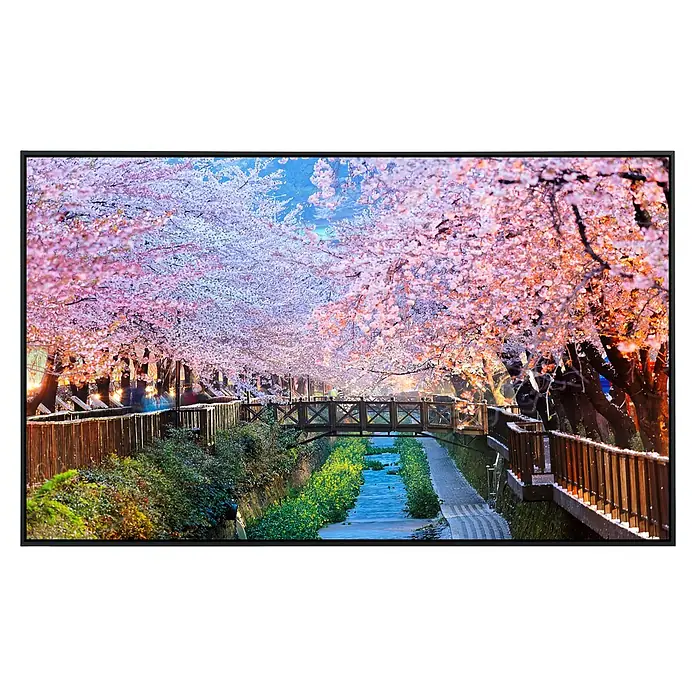 Papermoon Infrarot-Bildheizkörper Kirschblüten Busan City - 900 x 500 mm, 450 W - Brücke über einen Kanal, umgeben von blühenden Kirschbäumen. Malerische Szene mit üppiger Vegetation und warmen Farbtönen.