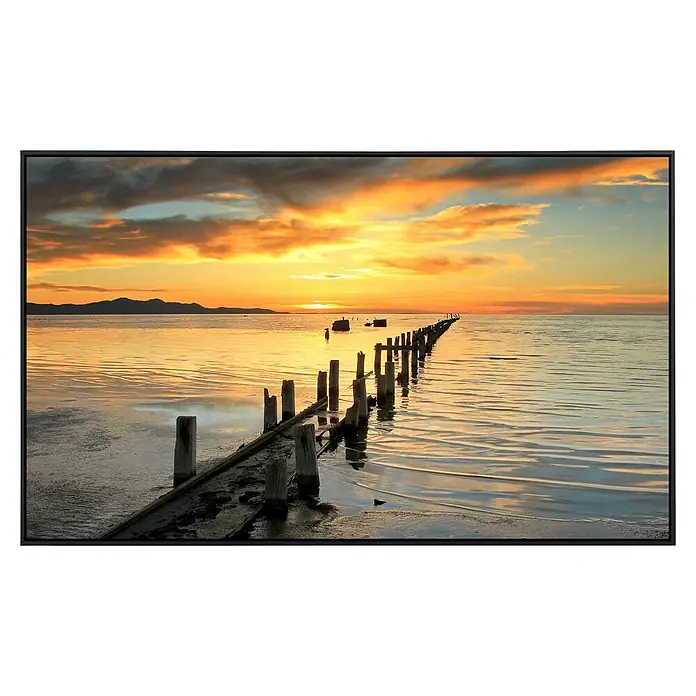 Papermoon Infrarot-Bildheizkörper Großer Sonnenuntergang am Salzsee - 100 x 60 cm, 600 W - Verlassener Steg bei Sonnenuntergang. Das Bild zeigt einen Steg im Wasser, der in den Sonnenuntergang hineinführt. Die Farben sind warm und einladend.