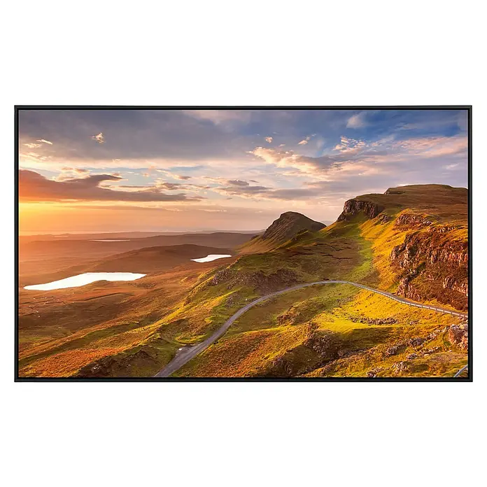 Papermoon Infrarot-Bildheizkörper Sonnenaufgang auf der Insel Quiraing - 100 x 60 cm, 600 W - Ein gerahmtes Landschaftsbild zeigt eine gewundene Straße durch grüne Hügel bei Sonnenaufgang, die die Schönheit der Natur hervorhebt.