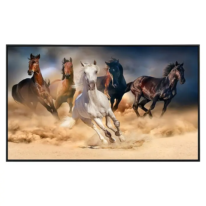 Papermoon Infrarot-Bildheizkörper Pferdeherde im Galopp - 120 x 60 cm, 1.000 W - Ein Wandbild mit fünf galoppierenden Pferden in einer staubigen Landschaft, gerahmt in Schwarz, ideal für moderne Wohnräume.