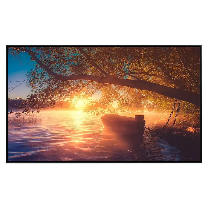Papermoon Infrarot-Bildheizkörper Nebeliger Seeblick - 60 x 50 cm, 350 W - Das atemberaubende Wandbild zeigt eine ruhige Seeszene bei Sonnenaufgang mit einem Boot, das Ruhe und Gelassenheit ausstrahlt.