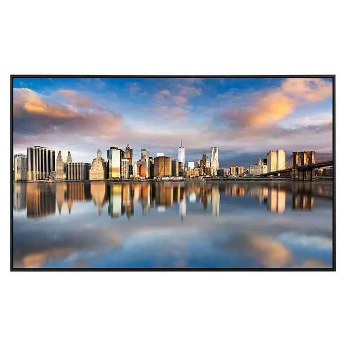 Papermoon Infrarot-Bildheizkörper Manhattan Sonnenaufgang - 120 x 60 cm, 1.200 W - Der urbane Charme von New York City, eingefangen auf einem hochauflösenden Display, zeigt die Skyline in atemberaubender Klarheit und Spiegelung.