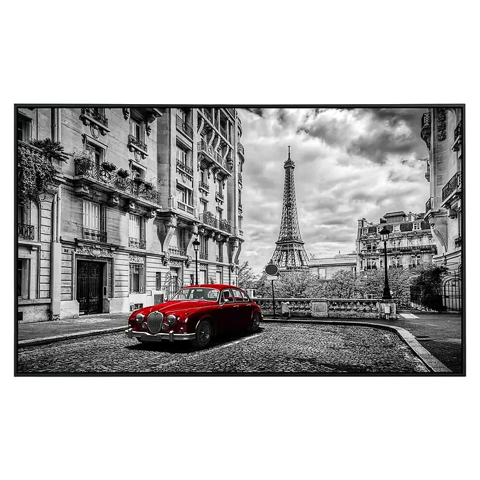 Papermoon Infrarot-Bildheizkörper Pariser Eiffelturm 2 - 100 x 60 cm, 600 W - Elegantes rotes Auto in Paris vor dem Eiffelturm. Ein Blickfang, der die klassische Schönheit der Stadt unterstreicht und bewundert.