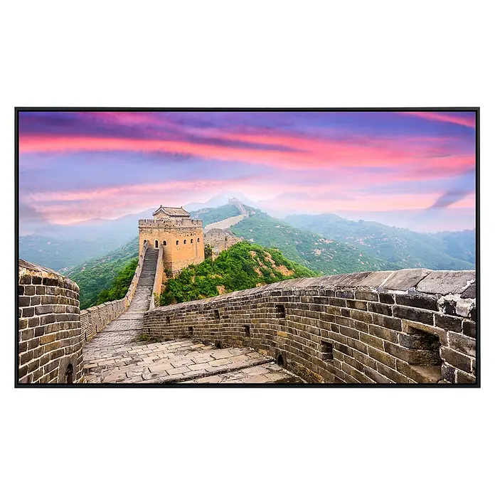 Papermoon Infrarot-Bildheizkörper Chinesische Mauer - 120 x 60 cm, 1.000 W - Die Chinesische Mauer, ein beeindruckendes Bauwerk, erstreckt sich über grüne Hügel unter einem farbenprächtigen Himmel, gefasst in einem eleganten Rahmen.
