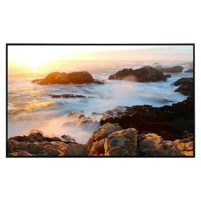 Papermoon Infrarot-Bildheizkörper Sonnenuntergang an der Küste von Big Sur - 100 x 60 cm, 800 W - Ein atemberaubender Blick auf die raue Küstenlinie im goldenen Licht, eingefangen auf einem modernen Bildschirm mit schmalem Rahmen.