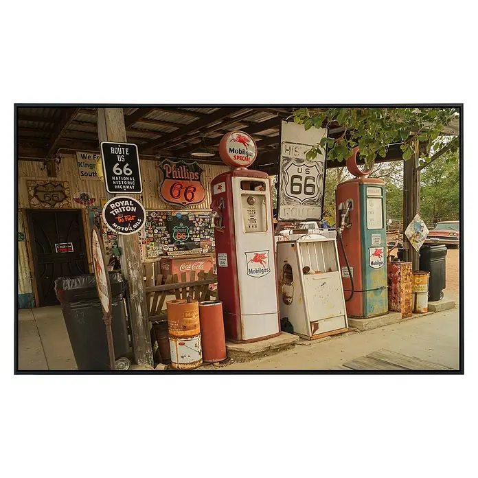 Papermoon Infrarot-Bildheizkörper Route 66 - 100 x 60 cm, 800 W - Vintage Route 66 Tankstelle mit klassischen Zapfsäulen und Emaille-Schildern.