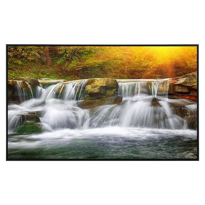 Papermoon Infrarot-Bildheizkörper Bergwasserfall - 90 x 50 cm, 450 W - Diese malerische Wandkunst zeigt einen Wasserfall, der über Felsen in einen ruhigen Pool stürzt und eine friedliche Waldszene einfängt.