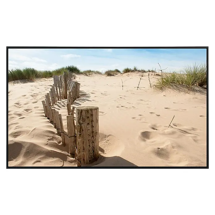Papermoon Infrarot-Bildheizkörper Dünen Sandy Beach - 60 x 50 cm, 350 W - Holzzaun, der in den Sanddünen einen Weg bildet, unter einem blauen Himmel. Die hölzernen Pfosten sind mit der Zeit verwittert.