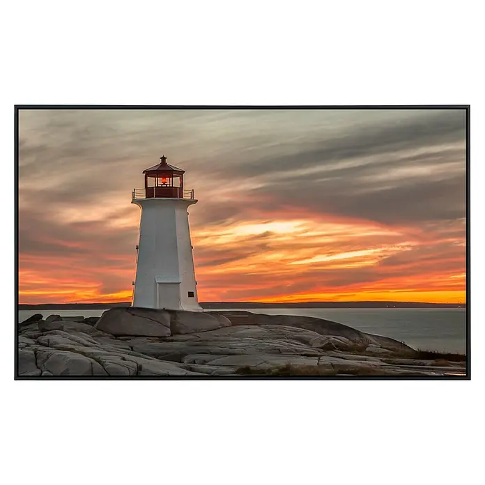 Papermoon Infrarot-Bildheizkörper Leuchtturm Peggy Cove Sonnenuntergang - 60 x 50 cm, 350 W - Ein atemberaubendes Foto des Peggys Point Leuchtturms vor einem lebendigen Sonnenuntergang, eingefasst in einem eleganten schwarzen Rahmen.