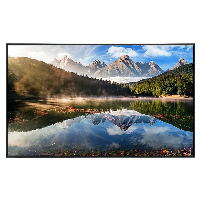 Papermoon Infrarot-Bildheizkörper Bergsee Herbstnebel - 120 x 60 cm, 1.000 W - Ein Fernseher mit einem atemberaubenden Bergseebild wird präsentiert. Das Display zeigt eine klare Reflexion der Berge im ruhigen Wasser.
