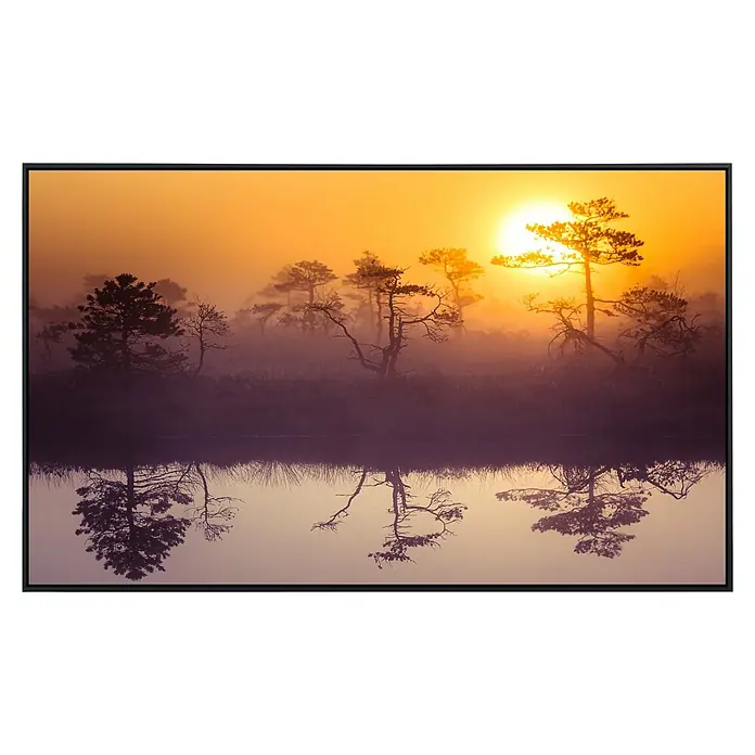 Papermoon Infrarot-Bildheizkörper Misty Morning Scenery - 90 x 50 cm, 450 W - Stimmungsvolles Foto von Bäumen bei Sonnenaufgang, die sich im Wasser spiegeln, eingefasst in einem eleganten, schwarzen Rahmen.