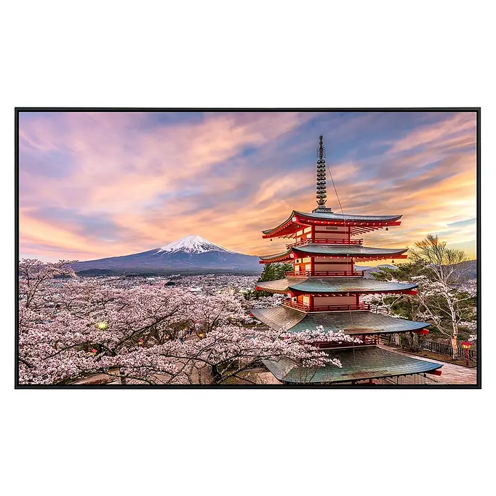 Papermoon Infrarot-Bildheizkörper Fujiyoshida Chureito Pagode Japan - 120 x 60 cm, 1.200 W - Atemberaubende Aufnahme eines Fernsehers, der einen malerischen Blick auf den Berg Fuji, eine Pagode und blühende Kirschblüten zeigt.