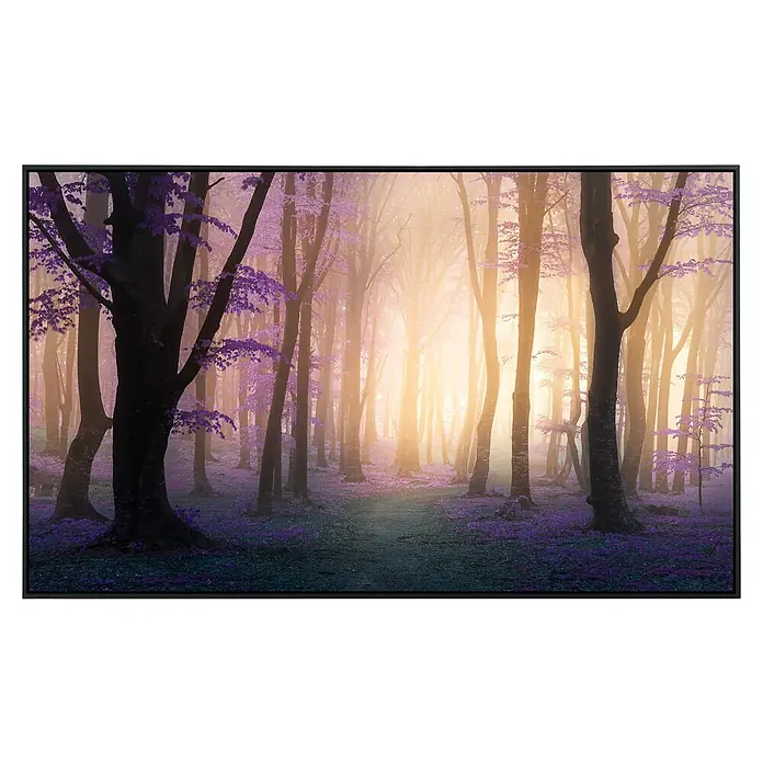 Papermoon Infrarot-Bildheizkörper Mystischer Fogga - 60 x 50 cm, 350 W - Ein gerahmtes Bild eines mystischen Waldes mit lila Akzenten und goldenem Licht, das eine ruhige und verzauberte Atmosphäre schafft.