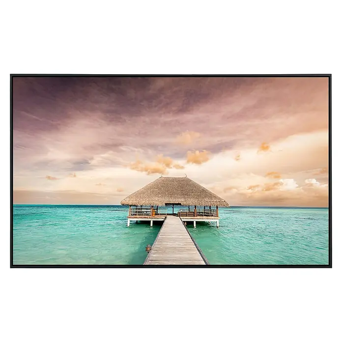 Papermoon Infrarot-Bildheizkörper Holzsteg Malediven - 100 x 60 cm, 800 W - Ein elegantes Wandbild mit einem Steg, der zu einem strohgedeckten Strandhaus im türkisfarbenen Wasser führt, unter einem malerischen Himmel.