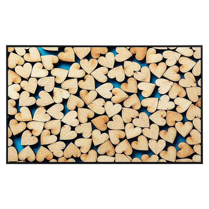 Papermoon Infrarot-Bildheizkörper Holzherzen - 120 x 60 cm, 1.000 W - Ein gerahmtes Bild mit vielen kleinen Holzherzen auf einem blauen Hintergrund. Ein dekoratives Kunstwerk für ein gemütliches Zuhause.