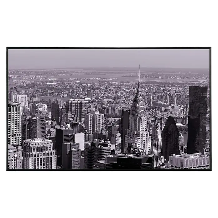 Papermoon Infrarot-Bildheizkörper Manhattan Retro - 60 x 50 cm, 350 W - Schwarz-Weiß-Ansicht von New York City mit dem markanten Chrysler Building und anderen Wolkenkratzern unter einem hellen Himmel.