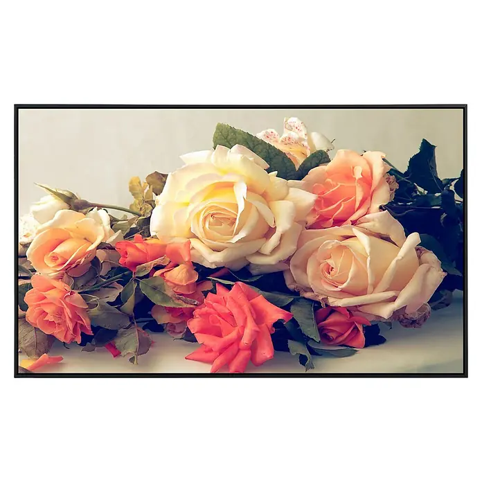 Papermoon Infrarot-Bildheizkörper Vintage Rosen - 100 x 60 cm, 600 W - Nahaufnahme von hellen und orangefarbenen Rosen in einem eleganten Blumenarrangement, eingefasst in einem dekorativen Rahmen.