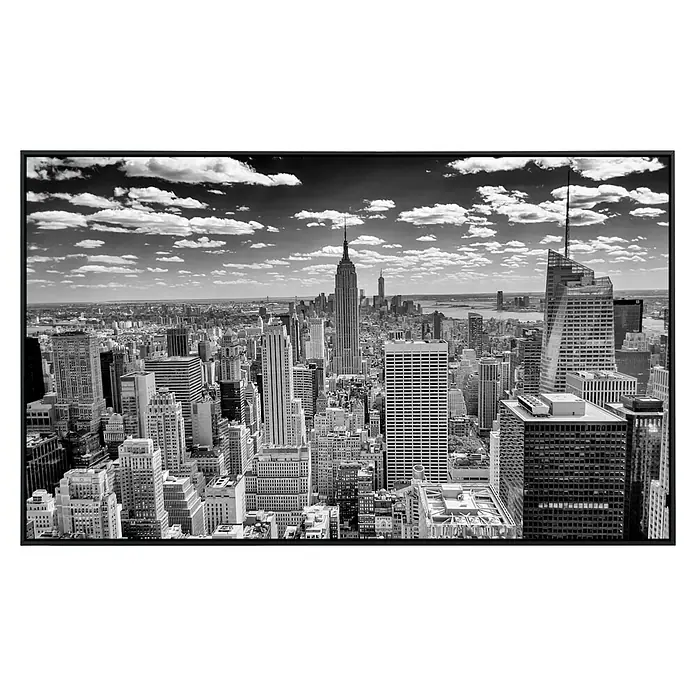 Papermoon Infrarot-Bildheizkörper Manhattan Panorama - 120 x 60 cm, 1.000 W - Schwarzweiß-Fotografie der Skyline von New York, die die ikonische Architektur und die dichten Wolken hervorhebt.