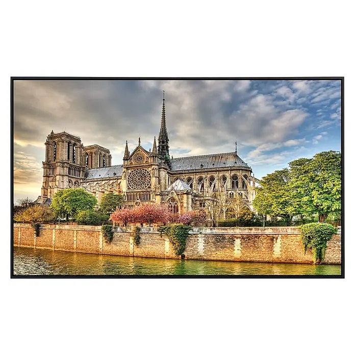 Papermoon Infrarot-Bildheizkörper Notre Dame de Paris - 90 x 50 cm, 450 W - Das elegante Bild zeigt die atemberaubende Kathedrale Notre-Dame in Paris, die sich im sanften Flusswasser spiegelt und eine einzigartige Schönheit ausstrahlt.