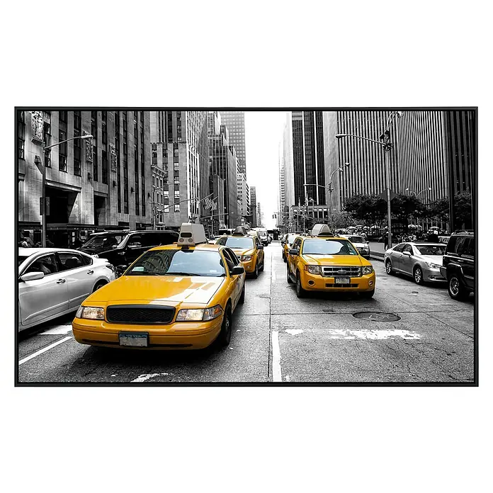 Papermoon Infrarot-Bildheizkörper New Yorker Taxis - 60 x 50 cm, 350 W - Straßenszene in New York mit gelben Taxis im Fokus, umgeben von Wolkenkratzern in Schwarzweiß. Das Taxi steht im Mittelpunkt des Bildes.