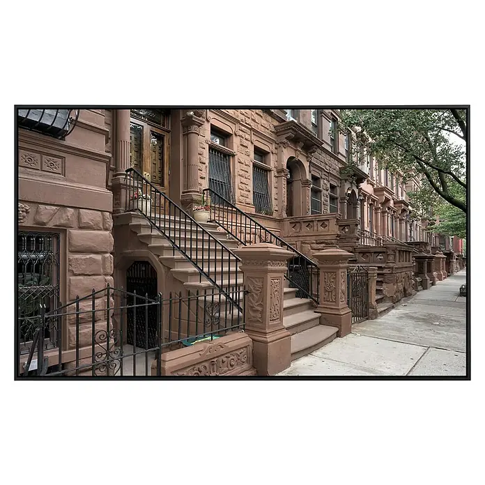 Papermoon Infrarot-Bildheizkörper Harlem New York - 90 cm x 500 mm, 450 W - Ansicht von New Yorker Brownstone-Häusern mit Außentreppen und kunstvollen Geländern, die den klassischen Charme der Stadt widerspiegeln.