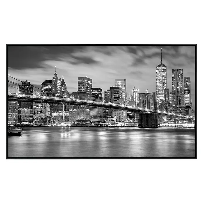Papermoon Infrarot-Bildheizkörper New York Brooklyn - 100 x 60 cm, 800 W - Schwarze gerahmte Leinwand, die die Brooklyn Bridge und die Skyline von New York City bei Nacht in monochromem Stil darstellt.