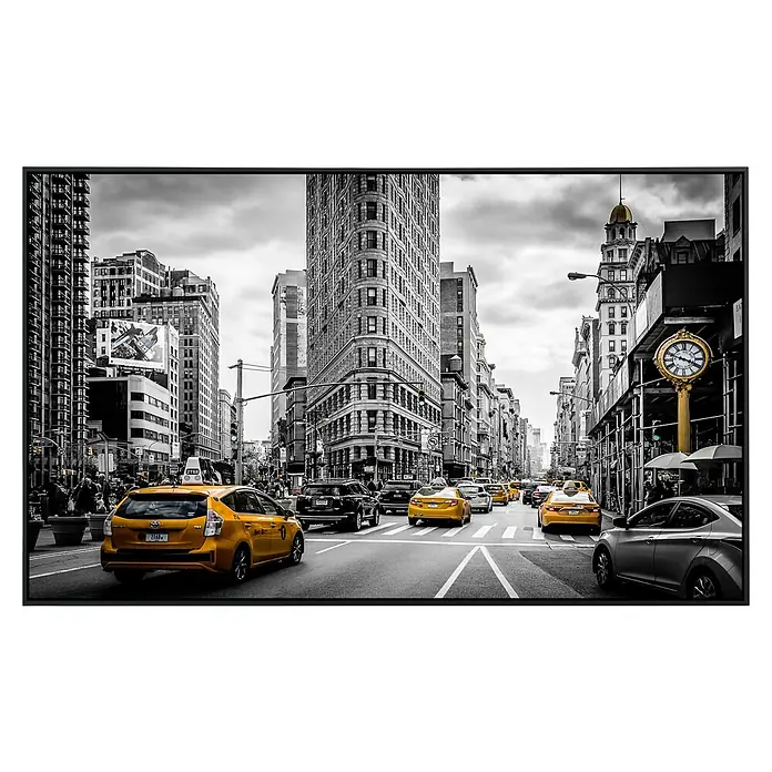 Papermoon Infrarot-Bildheizkörper Gelbe Taxis - 100 cm x 600 mm, 600 W - Fotografie des belebten Flatiron District in New York mit gelben Taxis, die vor dem Flatiron Building und einer goldenen Uhr fahren.