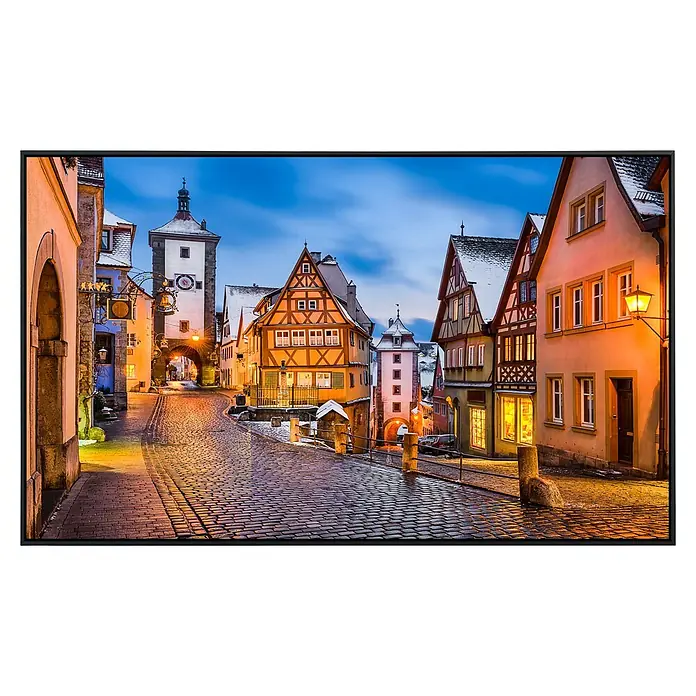 Papermoon Infrarot-Bildheizkörper Rothenburg ob der Tauber - 60 x 50 cm, 350 W - Dieses Fernsehgerät zeigt eine malerische Stadtstraße in der Abenddämmerung mit Fachwerkhäusern, die warm beleuchtet sind.