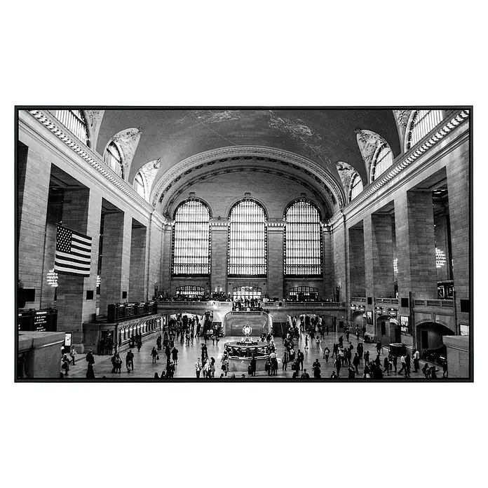 Papermoon Infrarot-Bildheizkörper Hauptbahnhof New York - 100 x 60 cm, 800 W - Schwarzweißfoto der Grand Central Station mit einer großen Menschenmenge und einer amerikanischen Flagge.