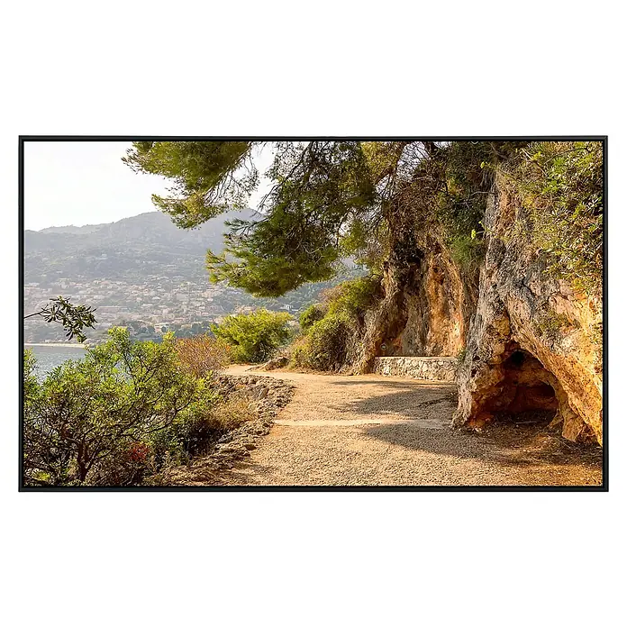 Papermoon Infrarot-Bildheizkörper Weg Cap Martin - 100 x 60 cm, 600 W - Küstenweg mit Blick auf das Meer und die Stadt, gesäumt von Felsen und üppiger Vegetation, ein idyllischer Ort für Spaziergänge.