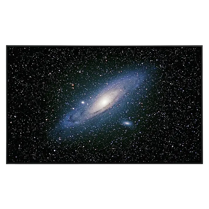 Papermoon Infrarot-Bildheizkörper Andromeda - 100 x 60 cm, 800 W - Eine atemberaubende Aufnahme der Andromedagalaxie, die sich vor einem Sternenübersäten Himmel abhebt, voller Details und Farben.