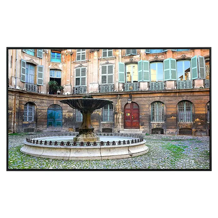 Papermoon Infrarot-Bildheizkörper Hof Aix - 100 x 60 cm, 600 W - Innenhofbrunnen: Detailaufnahme eines kunstvollen Brunnen im Hof eines alten Gebäudes, umgeben von historischer Architektur.