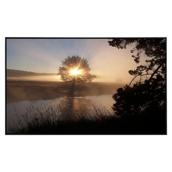 Papermoon Infrarot-Bildheizkörper Fluss Sonnenaufgang - 120 x 60 cm, 1.200 W - Sonnenaufgang durch Baumreihe am Fluss. Ein schönes Wandbild mit beruhigender Natur, das jedes Zimmer aufwertet.