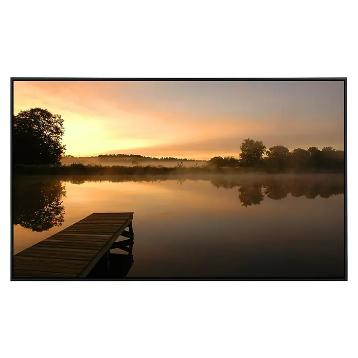 Papermoon Infrarot-Bildheizkörper Morgenstille am See - 90 x 50 cm, 450 W - Steg am ruhigen See bei Sonnenaufgang, friedliche Szene mit sanften Farben und spiegelglattem Wasser.