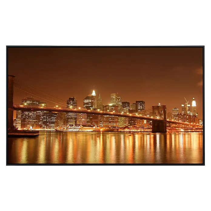 Papermoon Infrarot-Bildheizkörper Brooklyn Bridge bei Nacht 2 - 90 x 50 cm, 450 W - Das beeindruckende Brooklyn Bridge-Wandbild in warmen Farbtönen fängt die Schönheit der Stadt bei Nacht ein.