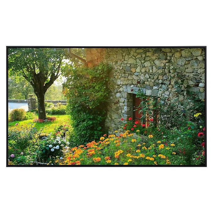Papermoon Infrarot-Bildheizkörper Französisches Landhaus - 120 x 60 cm, 1.000 W - Ein charmantes Steingebäude mit einem Fenster, umgeben von üppigen Pflanzen und Blumen in einem malerischen Garten.