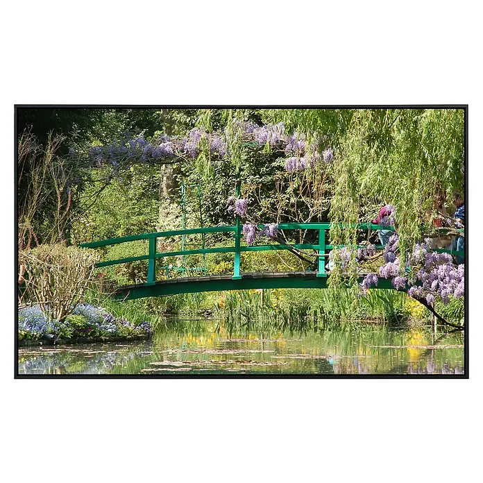 Papermoon Infrarot-Bildheizkörper Giverney - 120 x 60 cm, 1.200 W - Impressionistisches Gemälde einer grünen Brücke, die mit üppiger Wisteria überwachsen ist, über einem ruhigen Teich in Monets Garten.