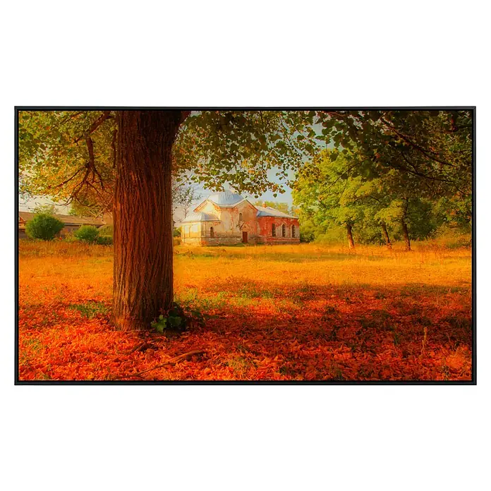Papermoon Infrarot-Bildheizkörper Russische Herbstlandschaft - 100 x 60 cm, 800 W - Herbstliche Szene mit einem Baum im Vordergrund und einem alten Gebäude im Hintergrund, umgeben von bunten Blättern.