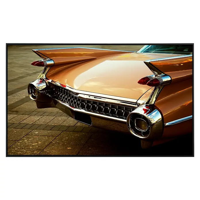 Papermoon Infrarot-Bildheizkörper Sepia Oldtimer 2 - 100 x 60 cm, 800 W - Nahaufnahme des Hecks eines Oldtimer-Cadillac mit ikonischen Heckflossen und glänzendem Chrom, ein Symbol für klassische amerikanische Automobilkunst.