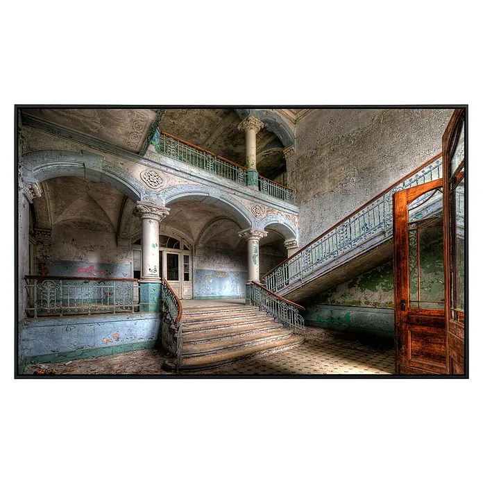 Papermoon Infrarot-Bildheizkörper Verlassenes Krankenhaus Beelitz - 60 x 50 cm, 350 W - Verlassenes Gebäude mit Treppe, Säulen und abblätternder Farbe. Ein beeindruckender Anblick voller morbider Schönheit.