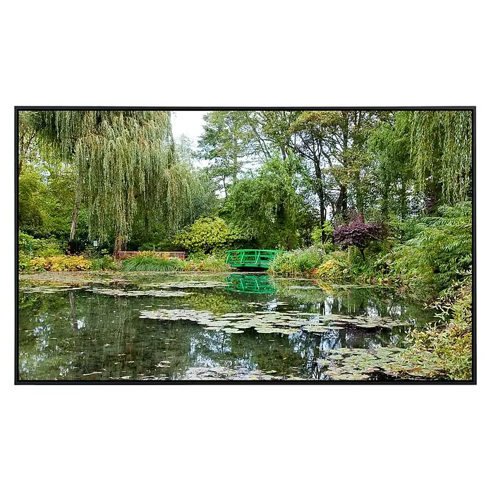 Papermoon Infrarot-Bildheizkörper Monets Garten 1 - 900 x 500 mm, 450 W - Die berühmte grüne Brücke und Seerosen von Claude Monet, ein Meisterwerk des Impressionismus, eingefangen in malerischer Pracht und Detailtreue.