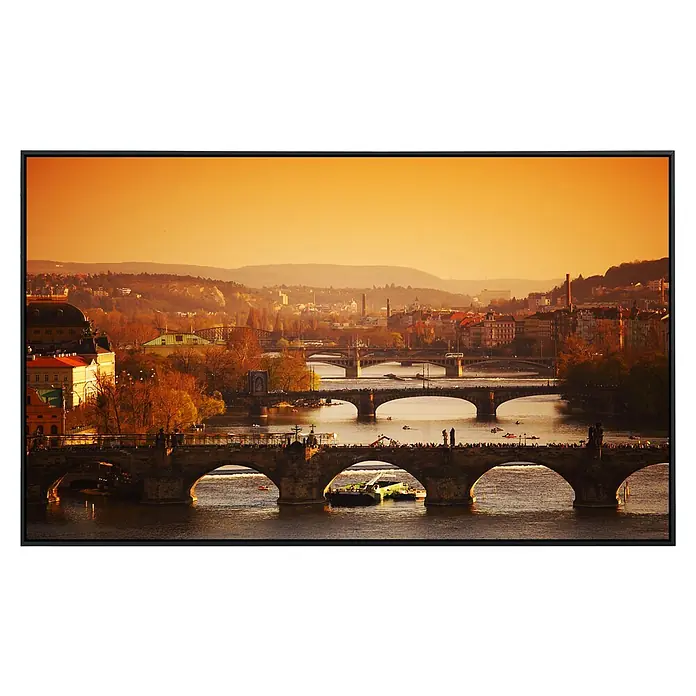 Papermoon Infrarot-Bildheizkörper Prager Sonnenaufgang - 100 x 60 cm, 800 W - Ansicht der Karlsbrücke in Prag im goldenen Licht der Abenddämmerung, ein Meisterwerk der Architektur und ein beliebtes Touristenziel.