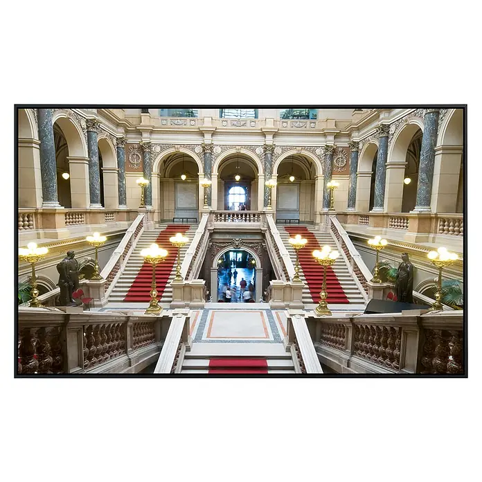 Papermoon Infrarot-Bildheizkörper Nationalmuseum Prag - 100 x 60 cm, 800 W - Elegante Treppe im Nationalmuseum Prag mit rotem Teppich, dekorativen Lampen und Marmorsäulen, die den Prunk des Museums unterstreichen.